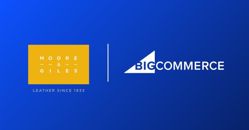 Moore & Giles Firmenlogo aus Leder neben BigCommerce-Logo auf blauem Hintergrund, das die Geschäftspartnerschaft zeigt.