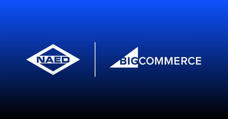 NAED- und BigCommerce-Logos auf einem Hintergrund mit blauem Farbverlauf, getrennt durch eine vertikale weiße Linie.