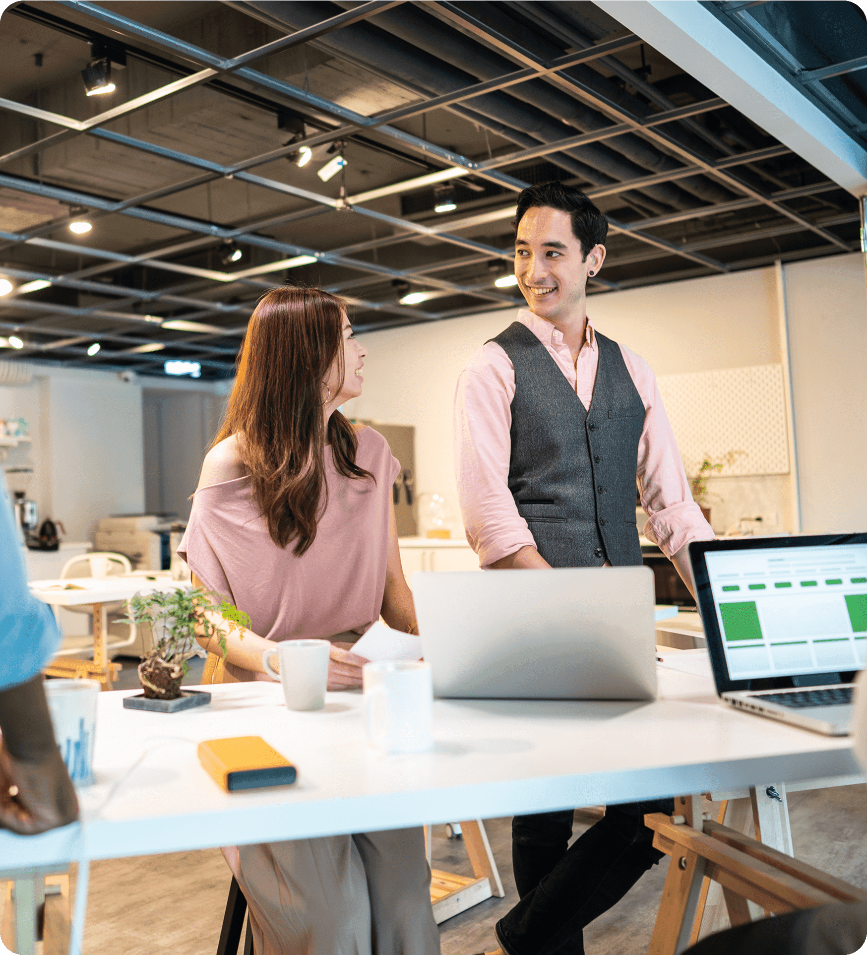 Mitarbeiter, die sich gegenseitig ansehen.